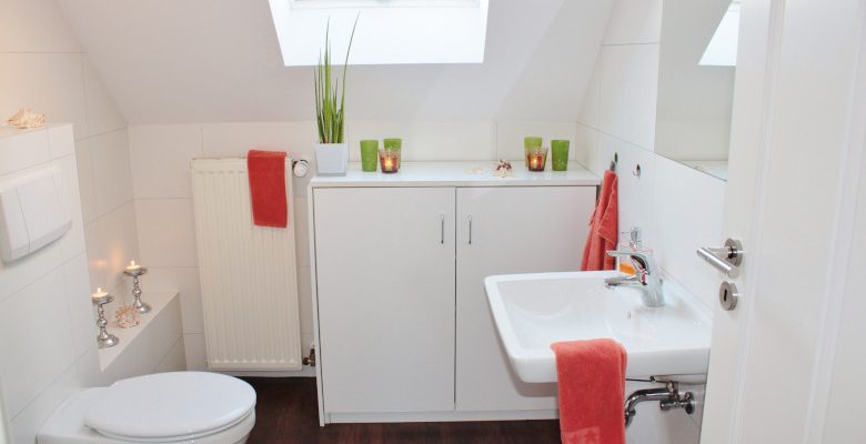 Comment agencer une toute petite salle de bain ?