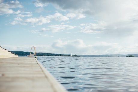 10 conseils pour entretenir le sol autour d’une piscine