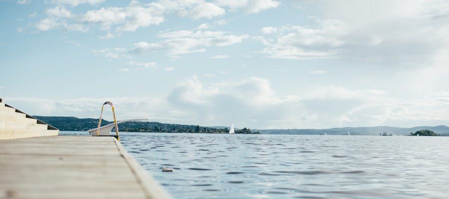 10 conseils pour entretenir le sol autour d’une piscine